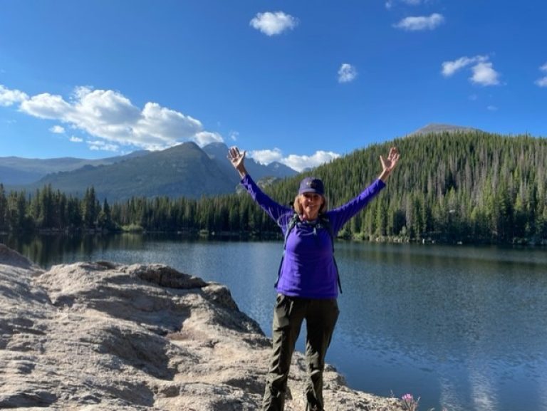 thumbnail_Sandy-hiking-in-the-rockies